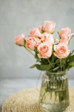 Vazoda pembe güller.