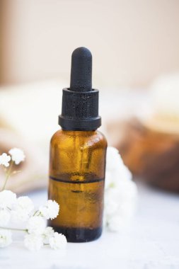 Petrol şişesi, doğal çiçek özü, gerekli yağ şişesi olan kaplıca.