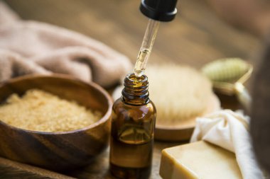 Petrol şişesi ve pipet, esmer şeker fırçası, doğal sabun, spa ve vücut bakım ürünleri ile kaplıca hayatı