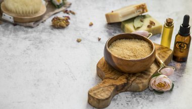 Esmer şeker fırçası, yağ şişesi, doğal sabun, spa 