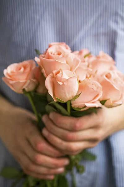 Rosas Buquê Mulher Segurando Belas Rosas Buquê — Fotografia de Stock