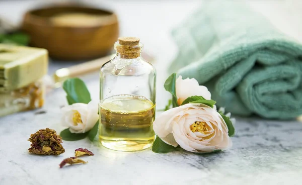 Wellness Stillleben Mit Rosenölflasche Und Rosenblüten Körperbürste Und Handtuch — Stockfoto