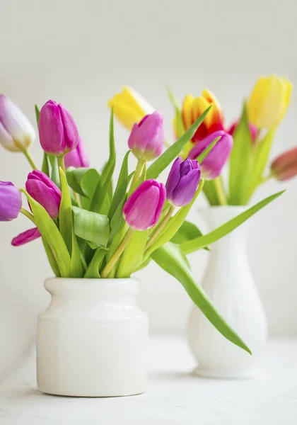 Bouquets Tulipes Printanières Dans Beaux Vases Blancs — Photo