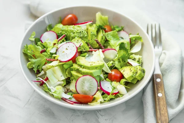 Färsk Grönsakssallad Skål Närbild Friska Ekologiska Grönsaker Sallad Med Rättika — Stockfoto