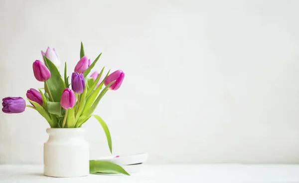 Bukiet Wiosennych Tulipanów Białym Wazonem Przestrzenią Kopiowania — Zdjęcie stockowe