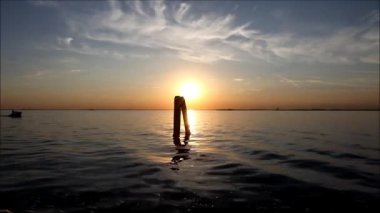 Venedik kanallar üzerinde yürümek