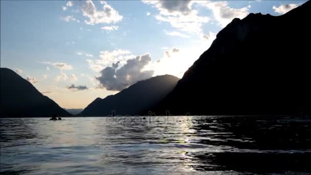 イタリアに来て湖の近くの丘の夕日 — ストック動画
