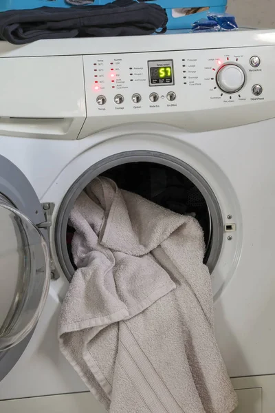 Beyaz keten çamaşır makinesi ve onun programlama — Stok fotoğraf