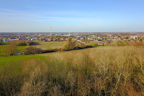 Rüzgar türbinleri üzerinde havadan görünümü