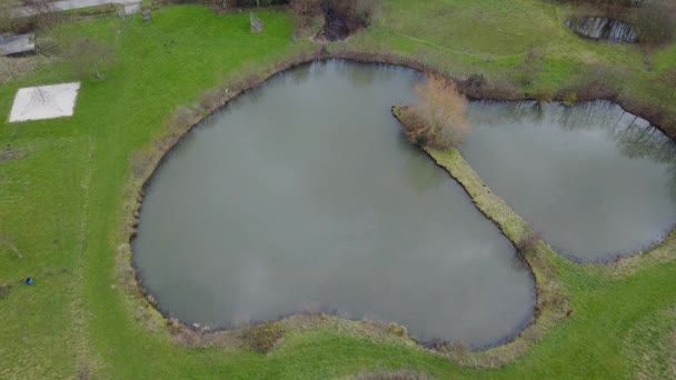 公园里的池塘鸟瞰图 — 图库视频影像