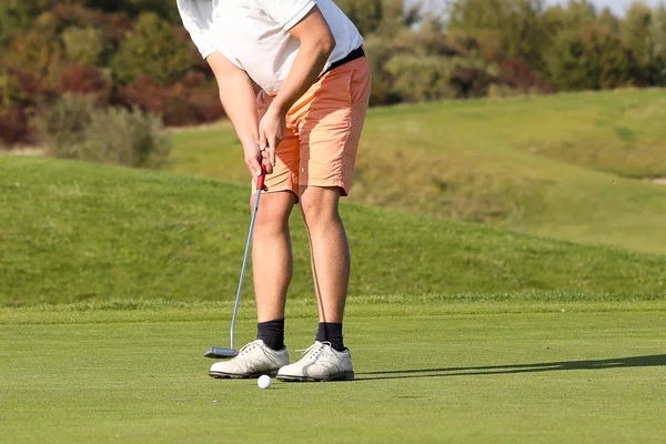 Um jogador de golfe em um verde — Fotografia de Stock