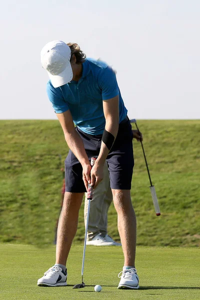 Um jogador de golfe em um verde — Fotografia de Stock