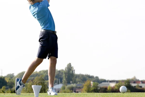 Bir yeşil bir golf oyuncusu 