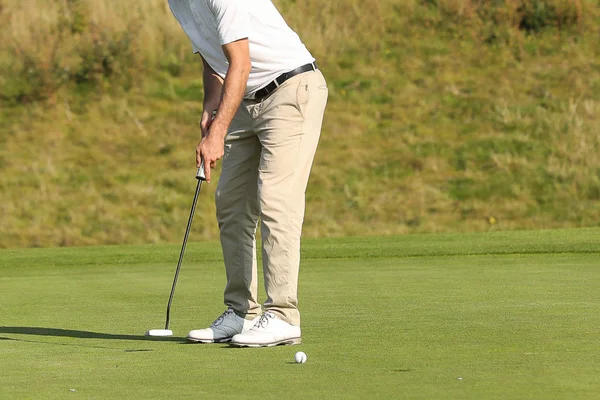 Um jogador de golfe em um verde — Fotografia de Stock