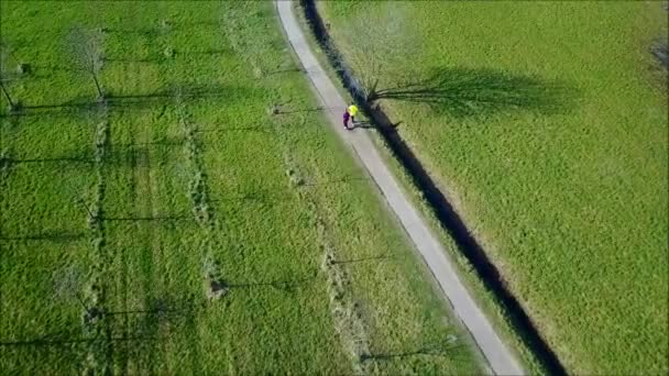 Un joggeur dans un parc urbain  