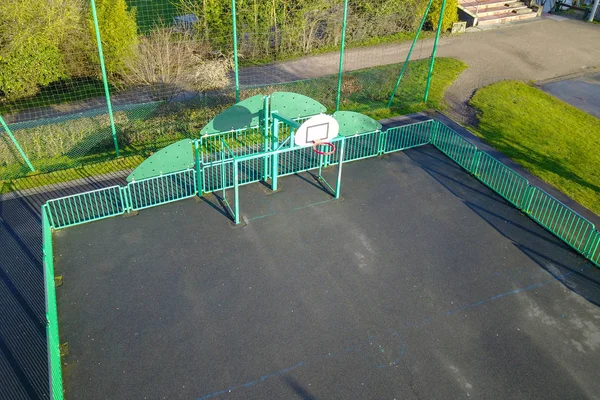 Bir çoklu-spor alanının dışında havadan görünümü