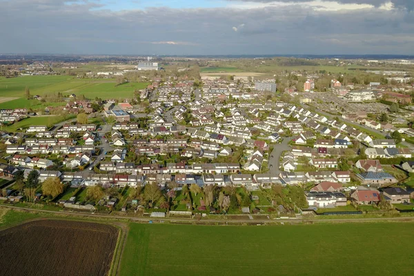 Vista aérea de una ciudad y campos agrícolas Fotos de stock