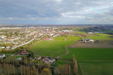 Şehir ve çiftlik alanlarının havadan görünümü 