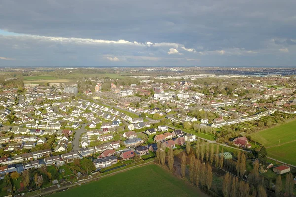 Luchtfoto van de velden van een stad en boerderij — Stockfoto