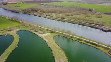 Doğal kanalizasyon arıtma tesisi bir nehir kenarında