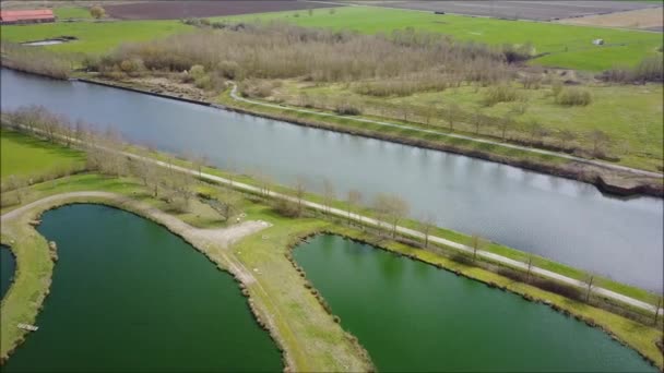 Doğal Kanalizasyon Arıtma Tesisi Bir Nehir Kenarında — Stok video