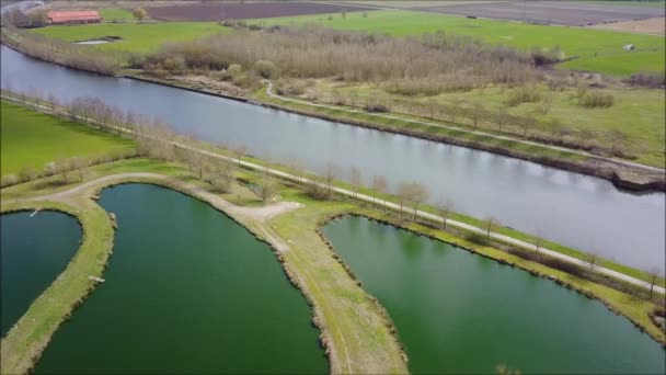 Doğal Kanalizasyon Arıtma Tesisi Bir Nehir Kenarında — Stok video