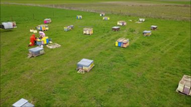 Bir arıcı onun kurdeşen çevresinde havadan görünümü