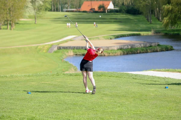 Bir yeşil bir golf oyuncusu — Stok fotoğraf