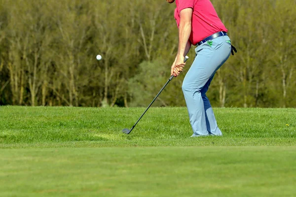 Um jogador de golfe em um verde — Fotografia de Stock