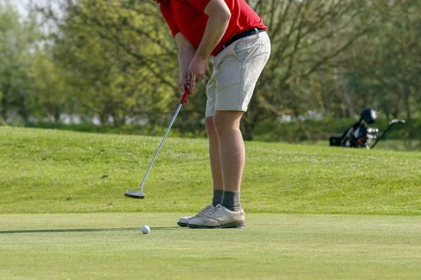 Een golfspeler op een groen — Stockfoto