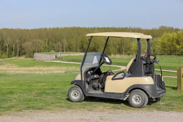 Golfkar op de groene — Stockfoto