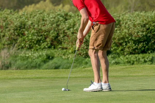 Um jogador de golfe em um verde Fotos De Bancos De Imagens Sem Royalties