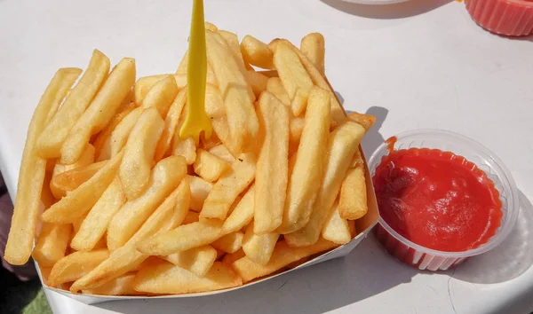 Paket Pommes mit Soßen — Stockfoto