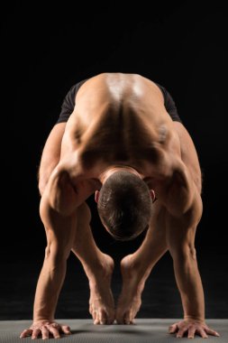 Yoga konumda ayakta adam
