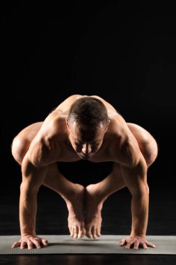 Yoga konumda ayakta adam