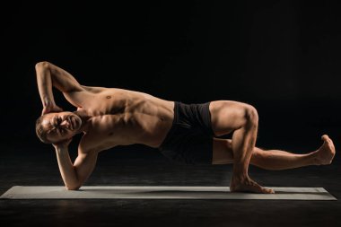 Yoga konumda ayakta adam
