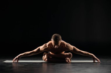 Lotus pozisyonda oturan adam 