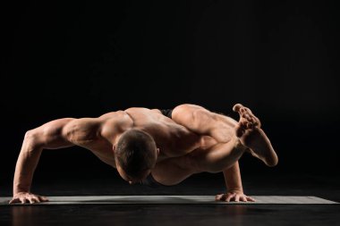 Yoga konumda ayakta adam