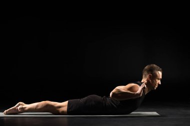 Yoga yapan adam.