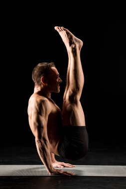 Yoga konumda ayakta adam
