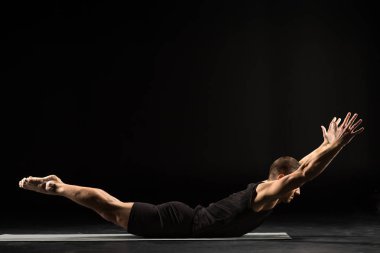 Yoga yapan adam.