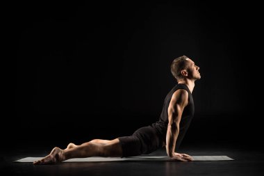 Yoga yapan adam.