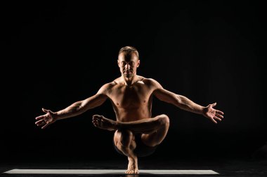 Yoga konumda ayakta adam