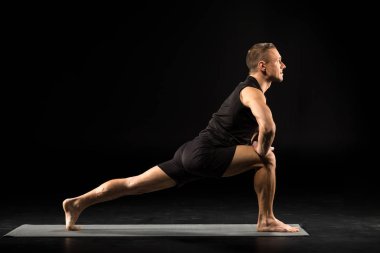 Yoga konumda ayakta adam