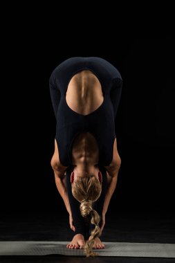Yoga konumda duran kadın     