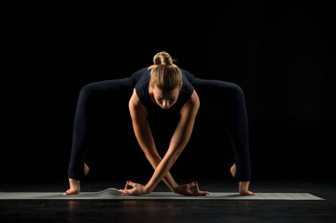 Yoga konumda duran kadın     