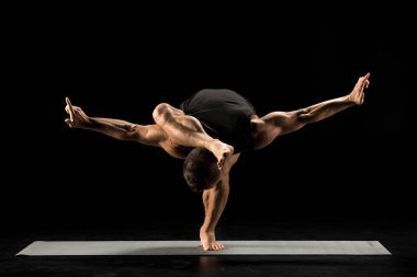 Yoga konumda ayakta adam