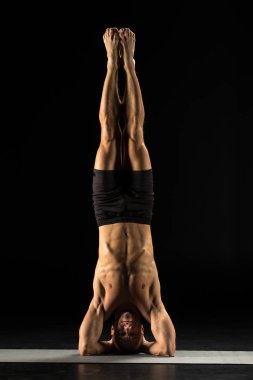 Yoga konumda ayakta adam