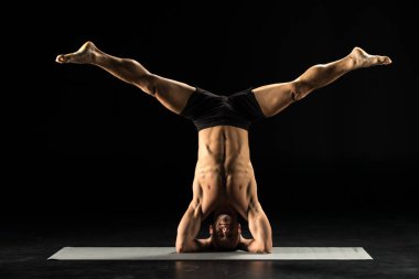 Yoga konumda ayakta adam