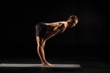 Yoga konumda ayakta adam